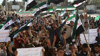 Suriyeliler muhaliflerin kontrölü altında olan İdlib'de 23 Nisan 2023'te bazı Arap ülkelerinin Esad hükümeti ile yakınlaşmasına karşı gösteri düzenledi.