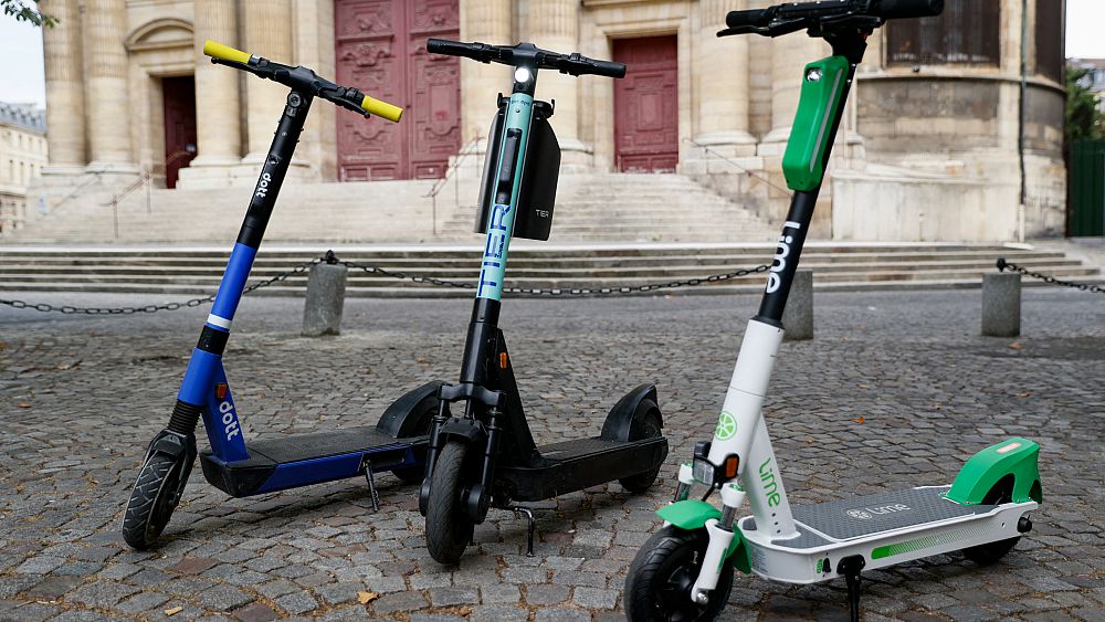 Paris é oficialmente a primeira cidade da Europa a proibir as e-scooters.  Que regras se aplicam em outros países?