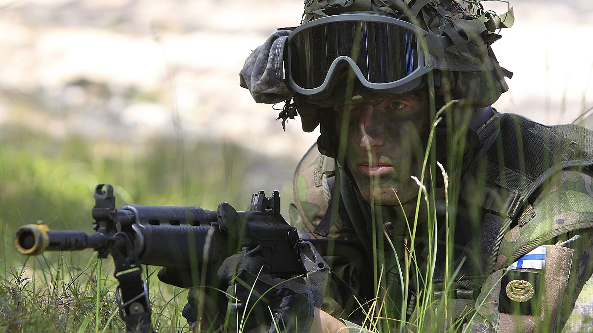 Um soldado finlandês participa em exercícios da NATO na Polónia, a 17 de junho de 2015. A Finlândia aderiu à Aliança Atlântica em 2023
