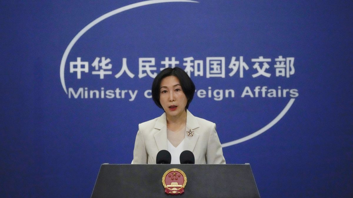 المتحدثة باسم وزارة الخارجية الصينية ماو نينغ، مكتب وزارة الخارجية في بكين، 24 أبريل 2023.