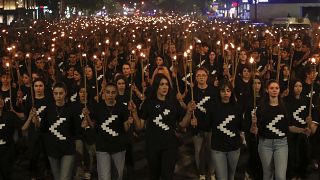 تظاهرکنندگان مشعل به دست در سالگرد کشتار ارامنه، در ایروان