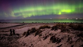 الشفق القطبي من شاطئ هورنبيك في الجزء الشمالي من سيلاند في الدنمارك، 27 فبراير 2023