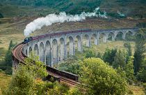 Recorre el viaducto de Glenfinnan en el tren de vapor Jacobite, famoso gracias a las películas de Harry Potter.