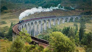 Recorre el viaducto de Glenfinnan en el tren de vapor Jacobite, famoso gracias a las películas de Harry Potter.