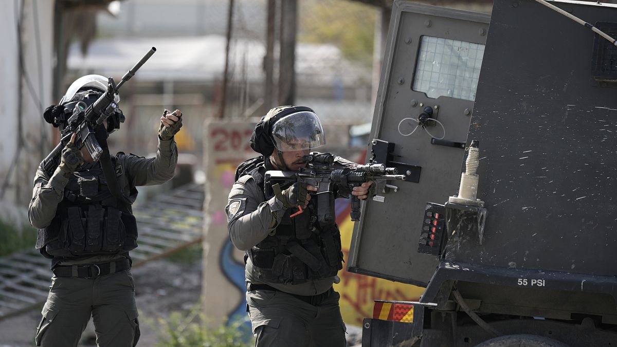 عنصران من الجيش الإسرائيلي 