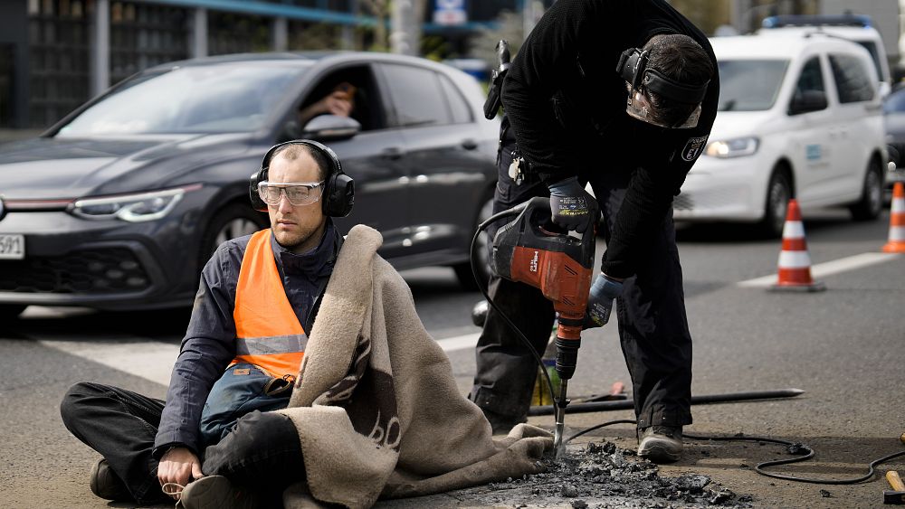 Deutschland |  Klimaaktivisten legen ihre Hände auf Straßen, die den Verkehr in Berlin blockieren