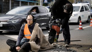 La manifestación por el clima que tuvo lugar este lunes en Berlín terminó con un activista pegado a una carretera y con la policía con palancas y taladros en manos.
