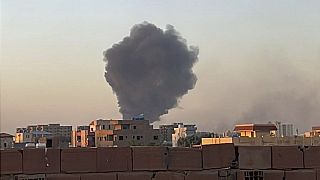 دخان فوق العاصمة الخرطوم إثر القتال العنيف الدائر هناك منذ 15 نيسان أبريل