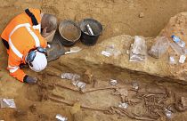 Ein Archäologe arbeitet an der antiken Nekropole in der Nähe der Metro-Station Port-Royal in Paris.