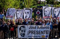 T��bb tucat híve gyülekezik Primo de Rivera exhumálásához a madridi San Isidro temetőben április 24-én  (AP Photo/Manu Fernandez)