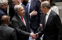 Le secrétaire général de l'ONU, António Guterres, à gauche, et le ministre russe des Affaires étrangères, Sergueï Lavrov, à droite.