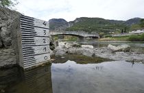 Rekordalacsony vízállást mértek április 17-én az észak-olaszországi Adige folyón Trento közelében  (AP Photo/Luca Bruno)