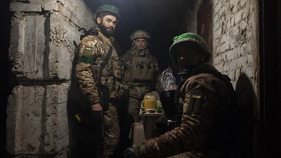 Soldados ucranianos son vistos en un refugio en Bajmut, región de Donetsk, Ucrania, golpeada por la guerra, el 23 de abril de 2023.