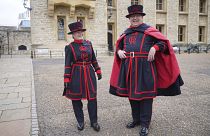 Yeoman Warders, también conocidos como Beefeaters posan para una foto con su nuevo uniforme para la coronación del rey Carlos III, en la Torre de Londres, 24/04/2023
