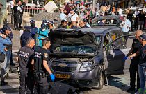 La police israélienne examine la scène d'une attaque à la voiture-bélier, à Jérusalem, lundi 24 avril 2023.