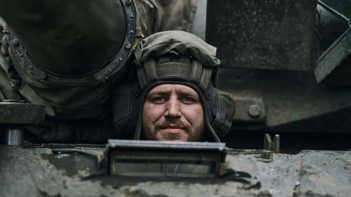 Ukrán katona egy páncélozott harcjárműben Bahmutban április 23-án.  (MTI/AP/Libkos) 