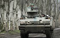 Un soldado ucraniano en un tanque neerlandés YPR-765 cerca de Bajmut