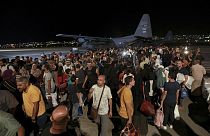 Jordanianos retirados do Sudão chegam a um aeroporto militar em Amã, Jordânia, segunda-feira, 24 de Abril de 2023