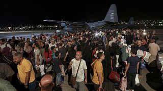 Jordanianos retirados do Sudão chegam a um aeroporto militar em Amã, Jordânia, segunda-feira, 24 de Abril de 2023