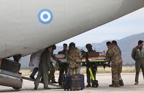 17 διασωθέντες από το Σουδάν, εκ των οποίων 13 Έλληνες, αποβιβάζονται από μεταγωγικό αεροσκάφος C-27J Spartan της πολεμικής αεροπορίας, στην Αεροπορική βάση Ελευσίνας