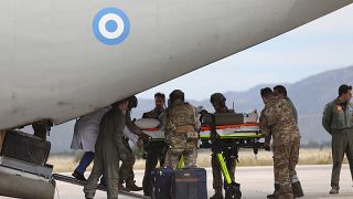 17 διασωθέντες από το Σουδάν, εκ των οποίων 13 Έλληνες, αποβιβάζονται από μεταγωγικό αεροσκάφος C-27J Spartan της πολεμικής αεροπορίας, στην Αεροπορική βάση Ελευσίνας