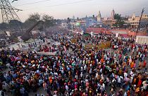 وصول آلاف الأشخاص إلى مهرجان رامنافي في أيودهيا، الهند.
