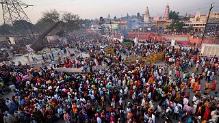 وصول آلاف الأشخاص إلى مهرجان رامنافي في أيودهيا، الهند.
