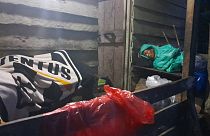 يبقى الناس خارج منازلهم والمستشفيات بعد وقوع الزلزال في منطقتهم بقرية موارا سيكابالوان بجزيرة سيبيروت- 25 أبريل 2023.