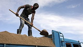 Ouganda : l'extraction massive de sable menace le lac Victoria