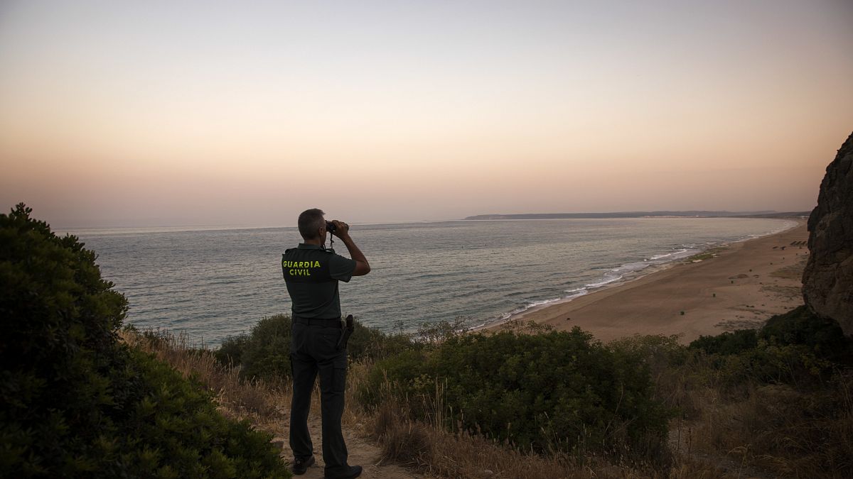 الحرس المدني الإسباني يراقب الشواطئ