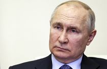 Vlagyimir Putyin orosz államfő videókonferencia keretében vesz részt a kabinet ülésén a Moszkva melletti vidéki rezidenciáján, Novo-Ogarjovóban 2023. április 19-én.