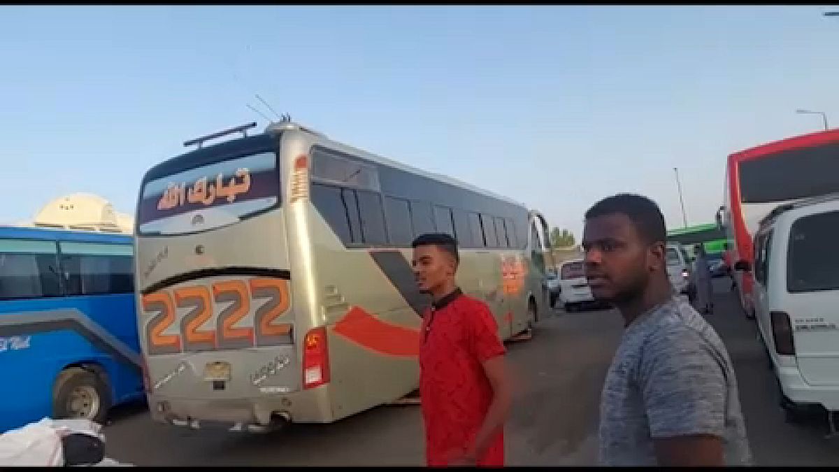 Há poucos transportes para o número de sudaneses que quer fugir do país