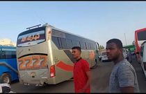 Há poucos transportes para o número de sudaneses que quer fugir do país
