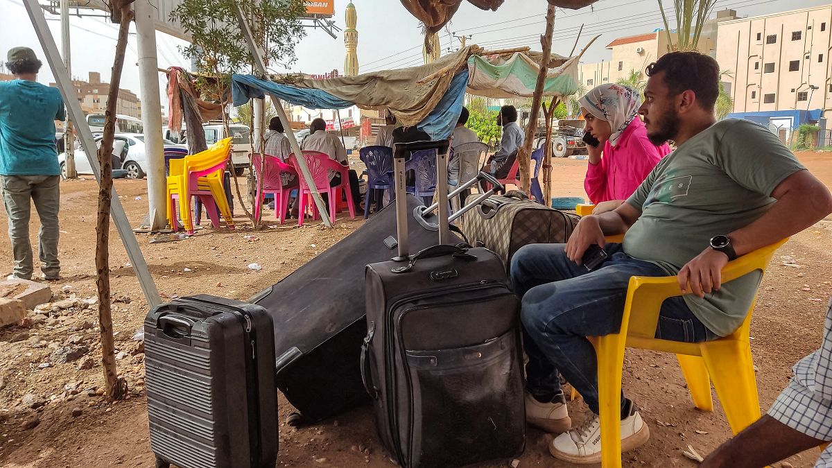Суданцы ожидают автобуса, чтобы уехать из Хартума