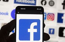 O símbolo do Facebook num telemóvel a 14 de Outubro de 2022, em Boston