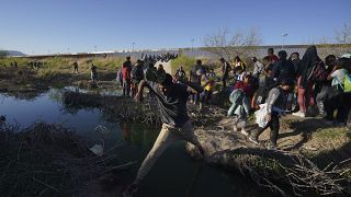 مهاجرون مكسيكيون يعبرون نهر ريو الكبير نحو الولايات المتحدة. 2023/03/29