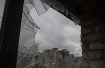 Janela partida pelas bombas russas no leste da Ucrânia