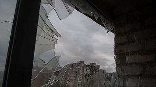 Janela partida pelas bombas russas no leste da Ucrânia