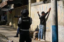Un uomo viene arrestato dalla polizia ad Haiti