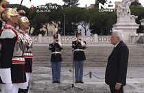Il Presidente della Repubblica Sergio Mattarella rende omaggio all'Altare della Patria. (25.4.2023)