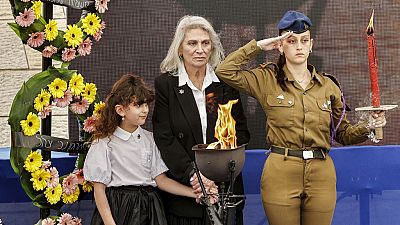 أقرباء لأحد الجنود الإسرائيليين الذين قتلوا في الحرب يشاركون في فعالية بالقدس في يوم الذكرى