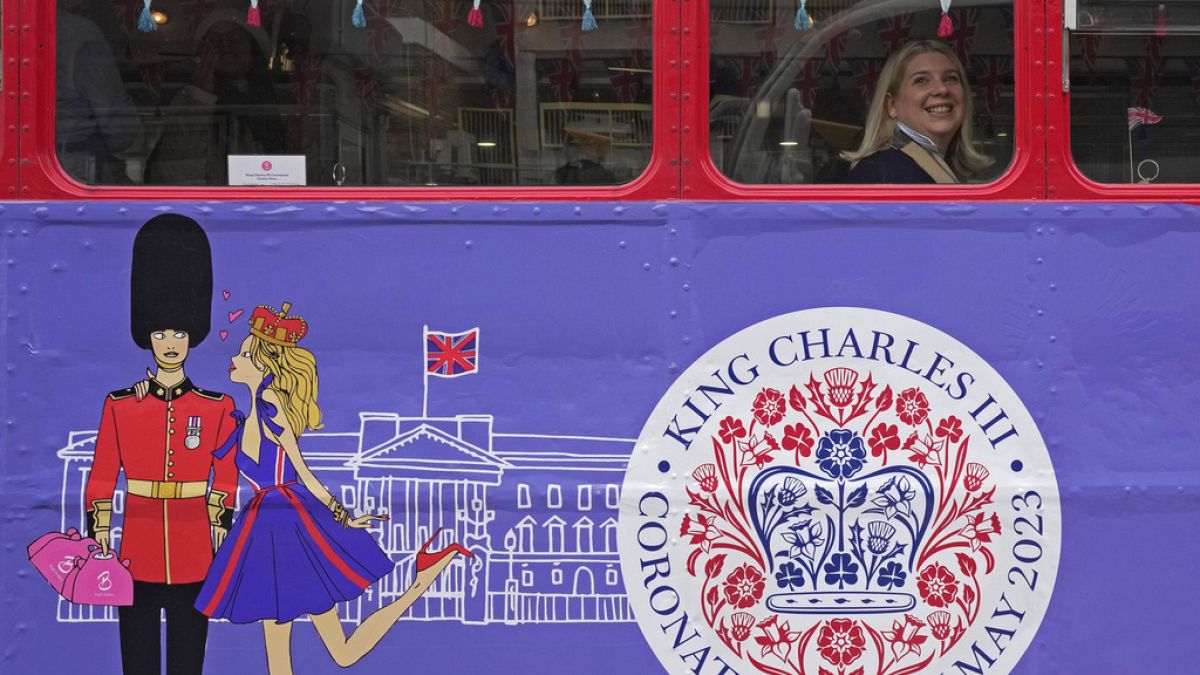 Este autocarro turístico proporciona um "afternoon tea" durante um tour por Londres