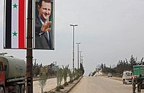 ملصق للرئيس السوري بشار الأسد على الطريق السريع  الذي يربط حلب بدمشق، فبراير 2020.