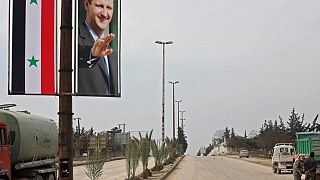 ملصق للرئيس السوري بشار الأسد على الطريق السريع  الذي يربط حلب بدمشق، فبراير 2020.