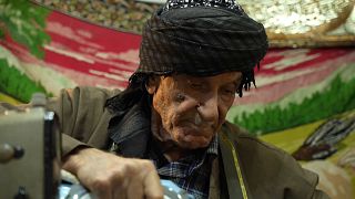 محمد فرج، خياط من مدينة السليمانية في كردستان العراق يبلغ من العمر 87 عاما، وما زال يزاول مهنته بنشاط وشغف