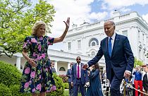 يغادر الرئيس جو بايدن والسيدة الأولى جيل بايدن بعد حضور حفل تكريم مجلس كبار مسؤولي المدارس الحكومية لعام 2023 في حديقة الورود بالبيت الأبيض، 24 أبريل 2023 .