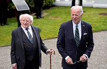 الرئيس الأمريكي جو بايدن (80 عاما) إلى جانب الرئيس الأيرلندي ماكل هيغينز (82 عاما)