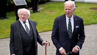الرئيس الأمريكي جو بايدن (80 عاما) إلى جانب الرئيس الأيرلندي ماكل هيغينز (82 عاما)