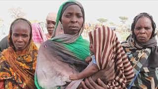 نساء سودانيات هربن من القتال الدائر في بلادهن إلى تشاد المجاورة