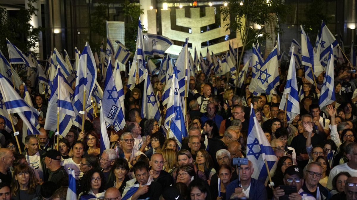 Israelíes que protestan en el del Día de la Independencia en Tel Aviv, Israel, martes 25 de abril de 2023.